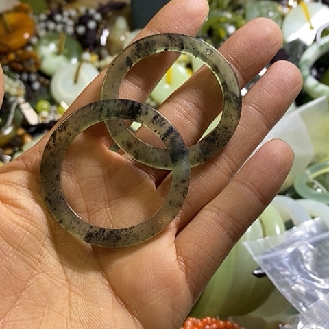 岫玉未镶嵌耳环一对