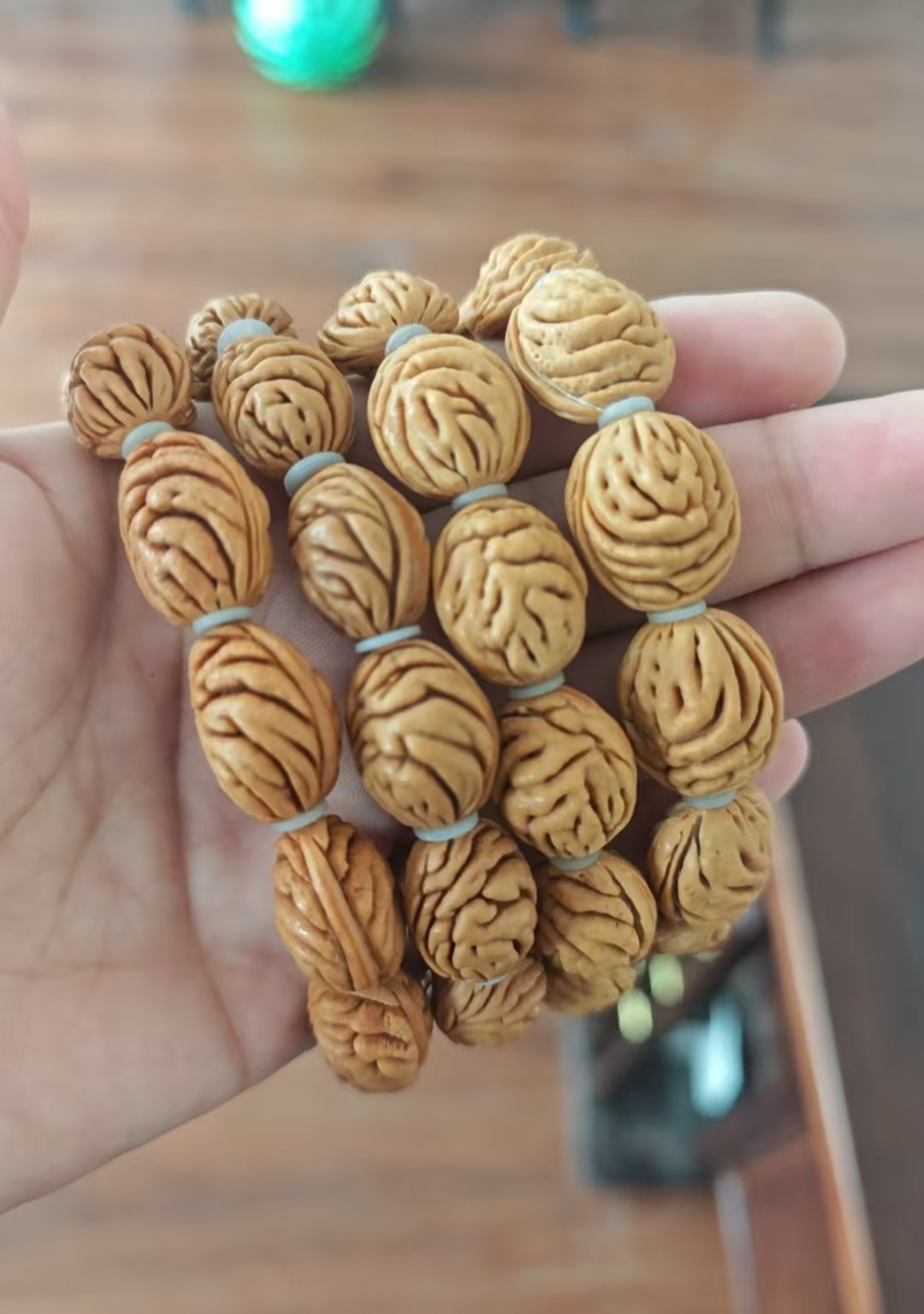 正月采摘野生东南枝桃枭手串