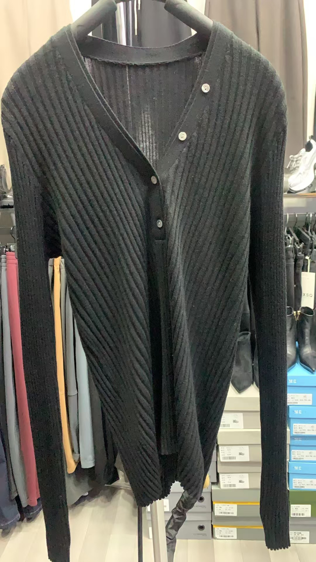 V领纽扣黑色羊毛衫