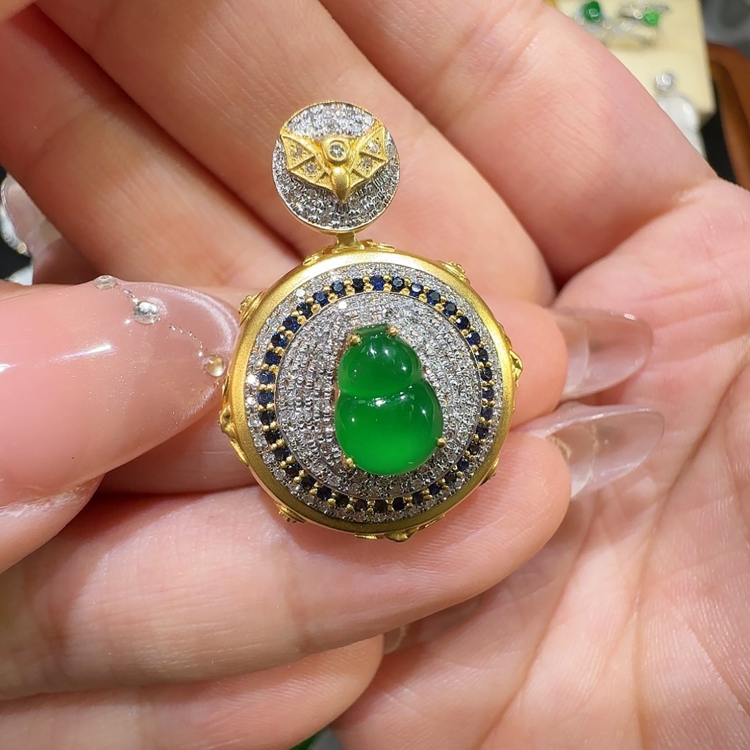 【闪购商品】颈饰18K金镶嵌翡翠