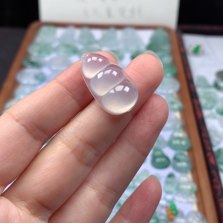 颈饰未镶嵌翡翠冰种福豆