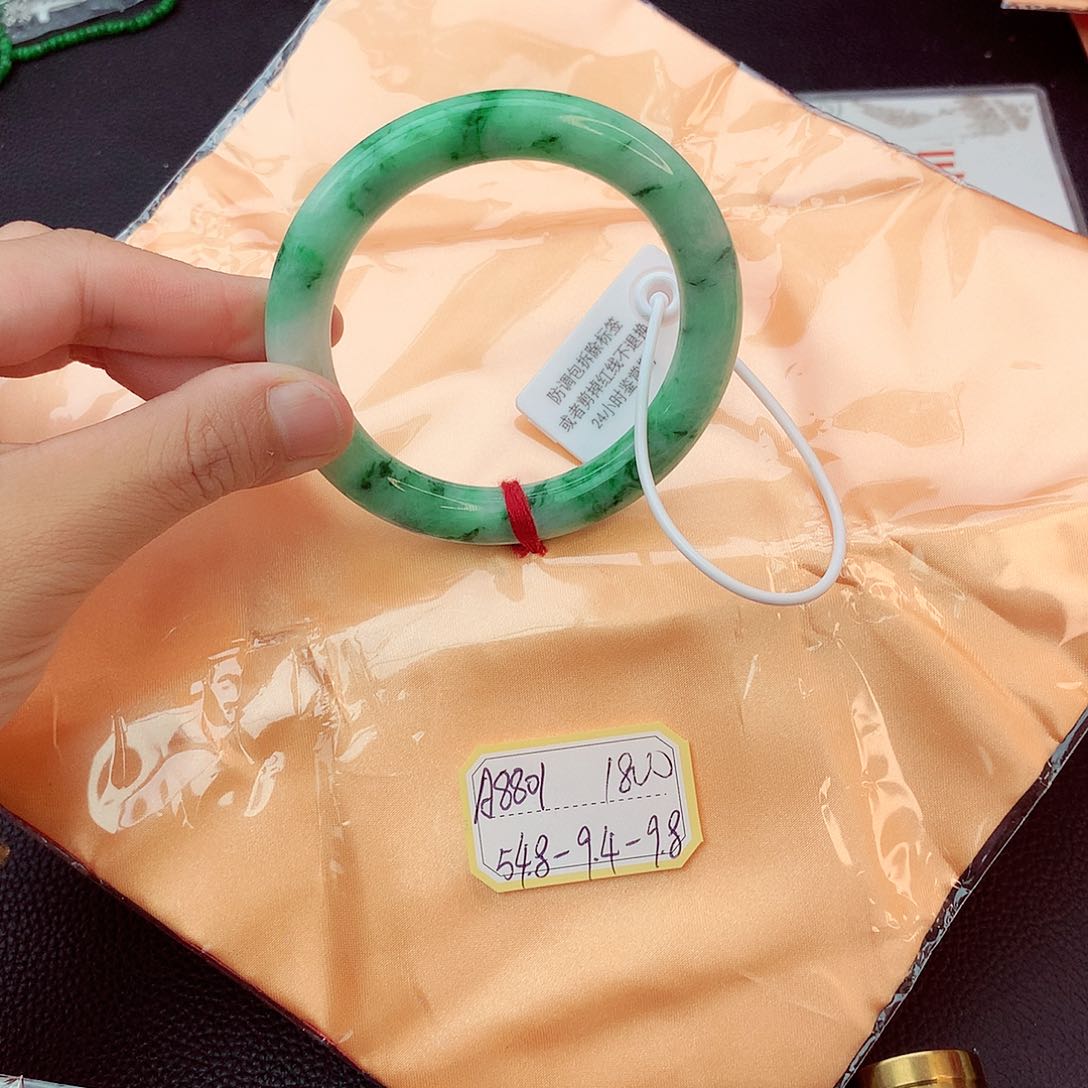 翡翠手镯未镶嵌翡翠