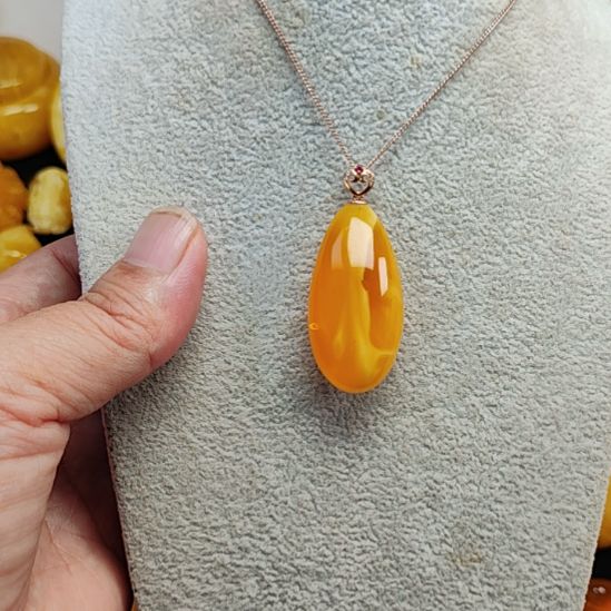 18K金镶嵌吊坠(赠链)蜜蜡