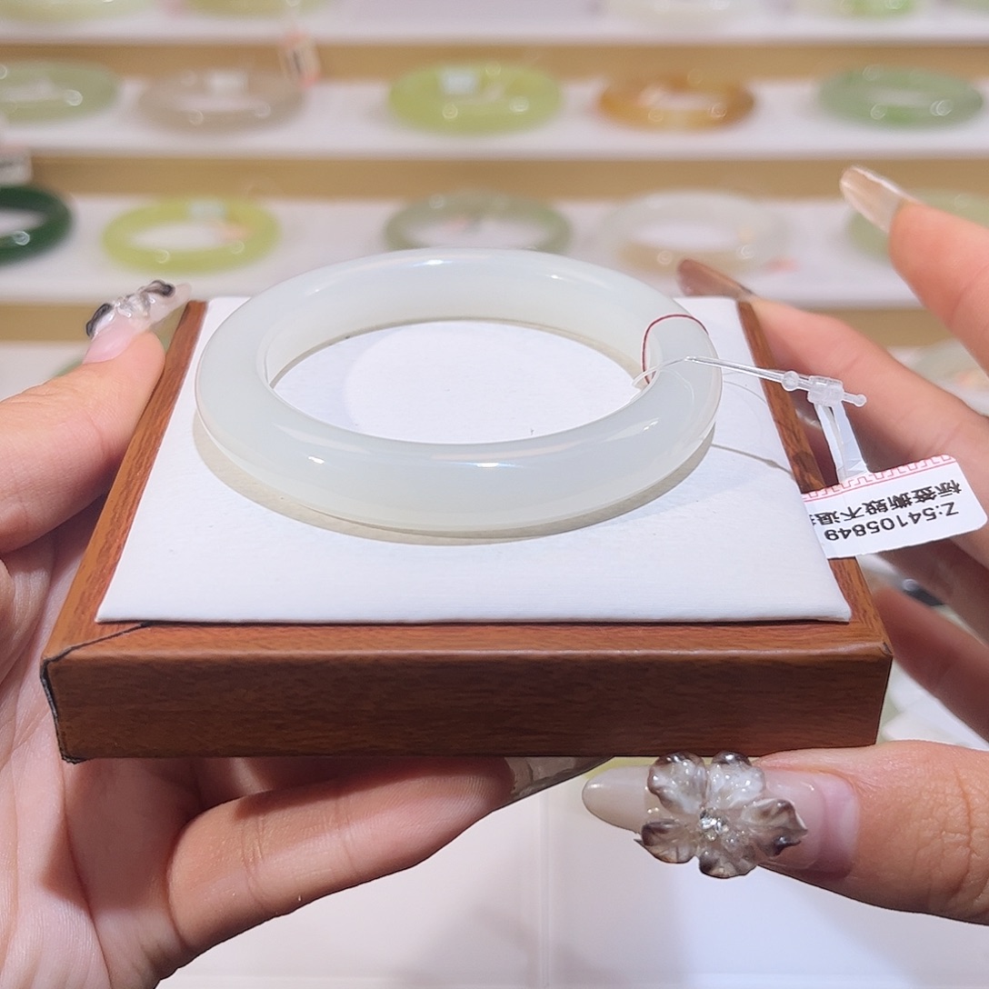 虎***脆和田玉未镶嵌手镯冰白 楠