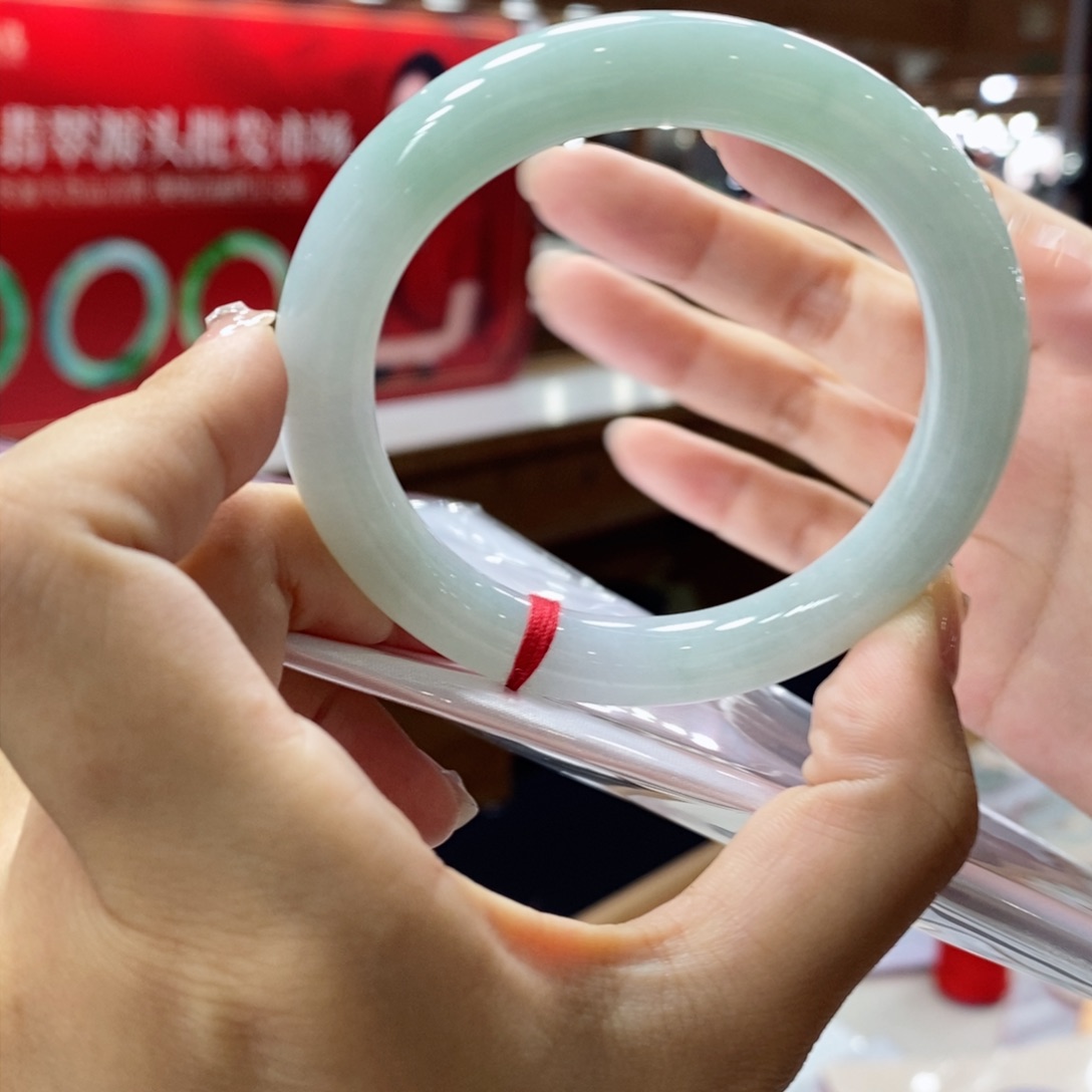 翡翠手镯未镶嵌翡翠