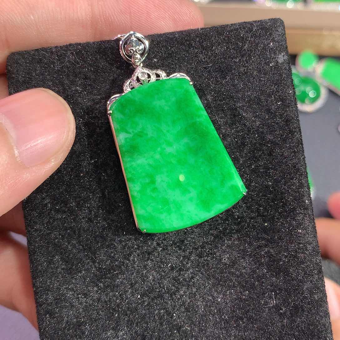 翡翠吊坠(赠链)18K金镶嵌