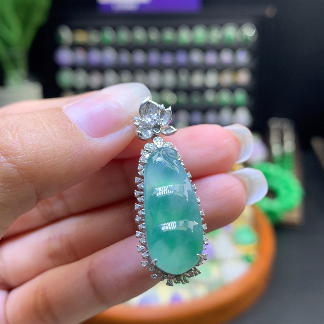 翡翠18K金镶嵌颈饰