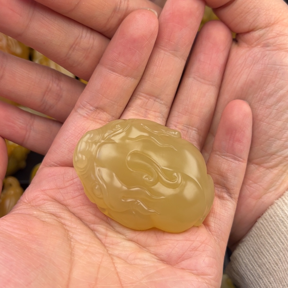 吐***卷石英质玉未镶嵌黄蜡石挂件