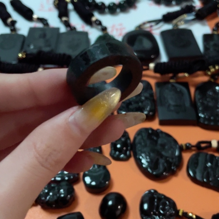 翡翠颈饰未镶嵌啬*