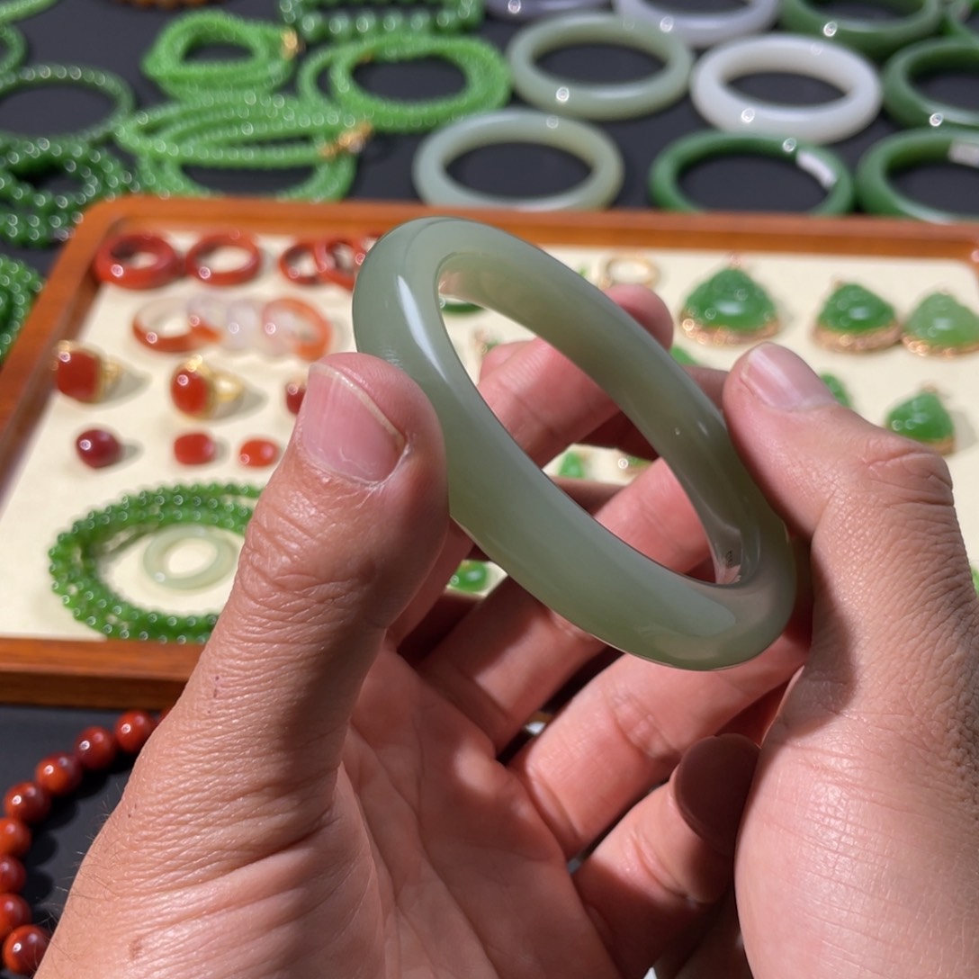 和田玉手镯未镶嵌