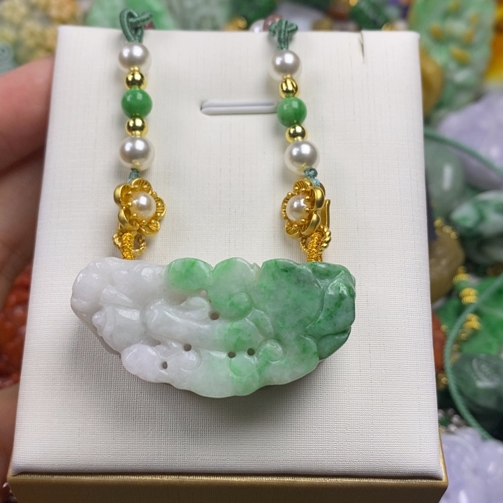 翡翠未镶嵌吊坠(赠链)