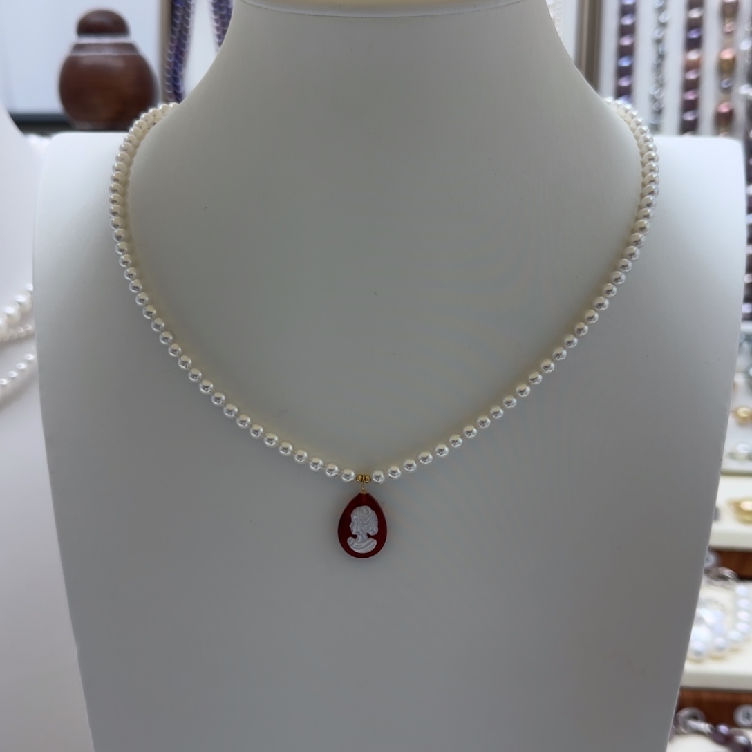 18K金镶嵌淡水珍珠项链