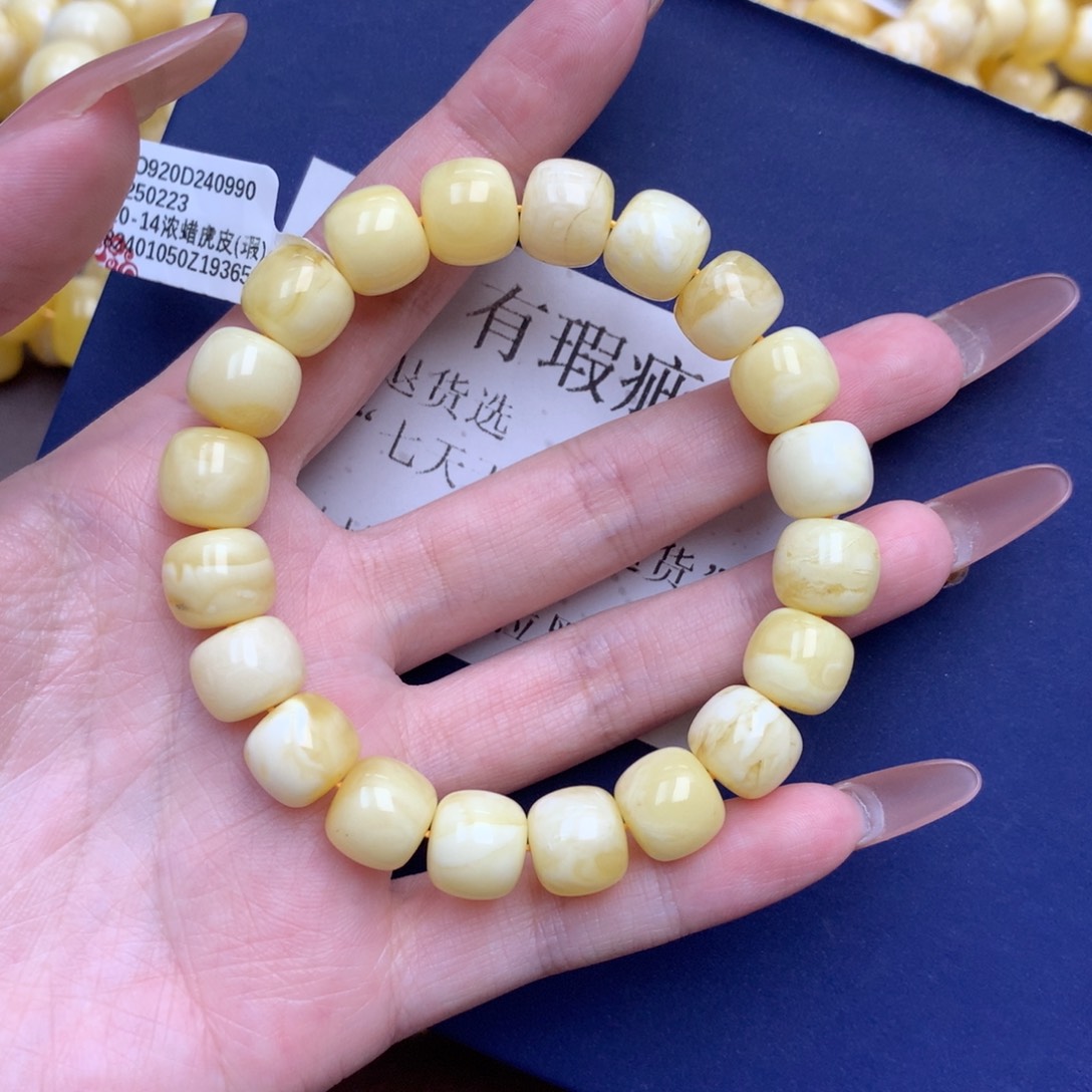 未镶嵌琥珀珠宝奇石1