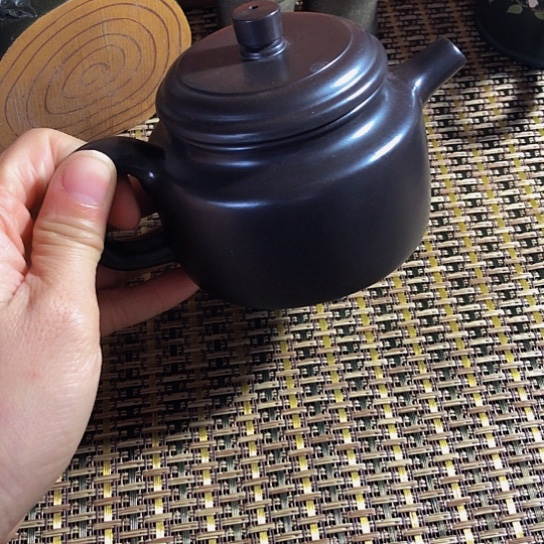 紫砂茶壶原矿泥料手工制作的紫砂壶。