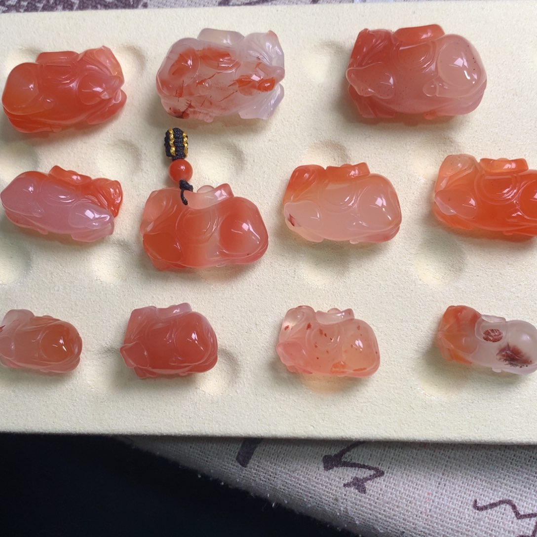 扶***灯南红玛瑙未镶嵌珠宝半成品唐马