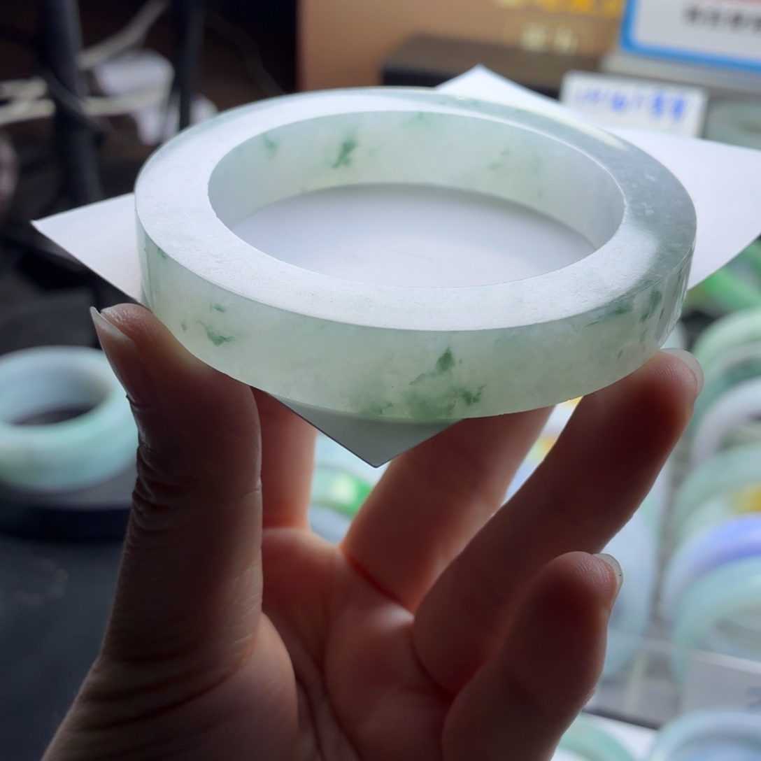 在***z定制翡翠未镶嵌翡翠手镯