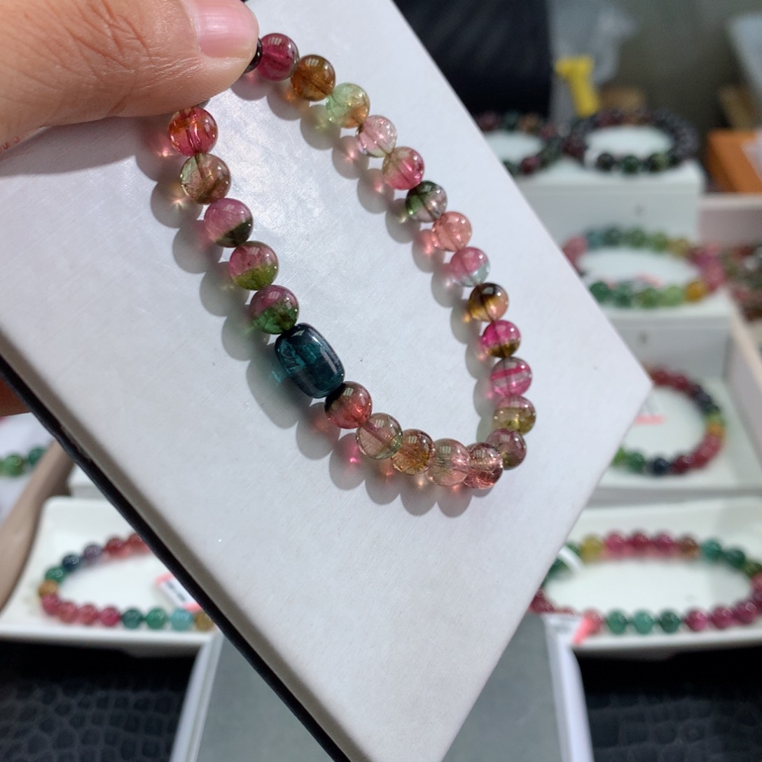 碧玺手链未镶嵌    6.8mm。