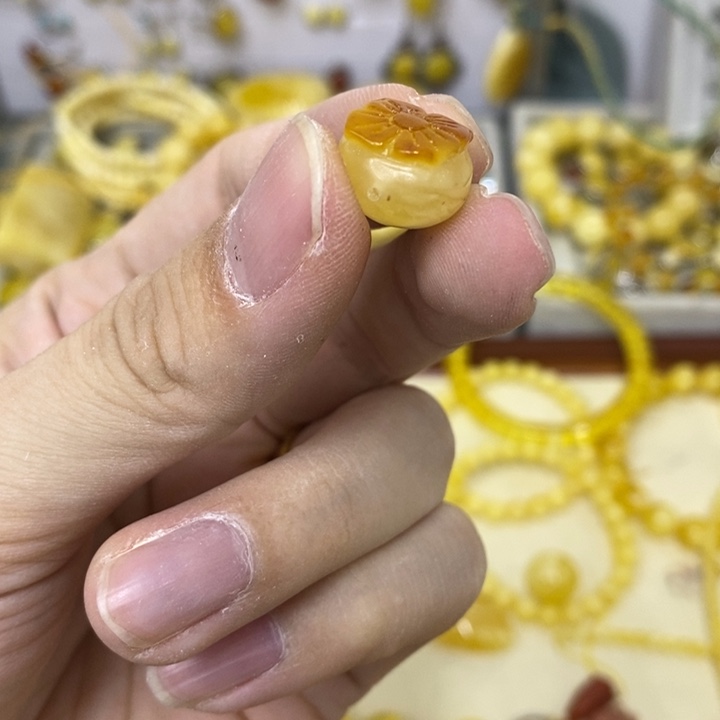 蜜蜡未镶嵌裸石吊坠