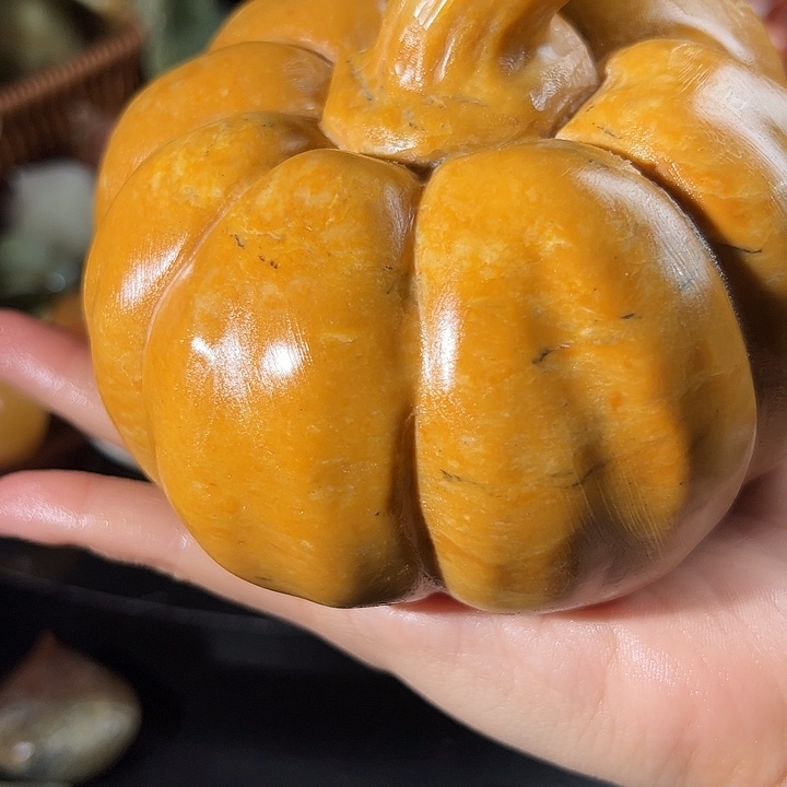 自***好蛇纹石玉未镶嵌珠宝奇石