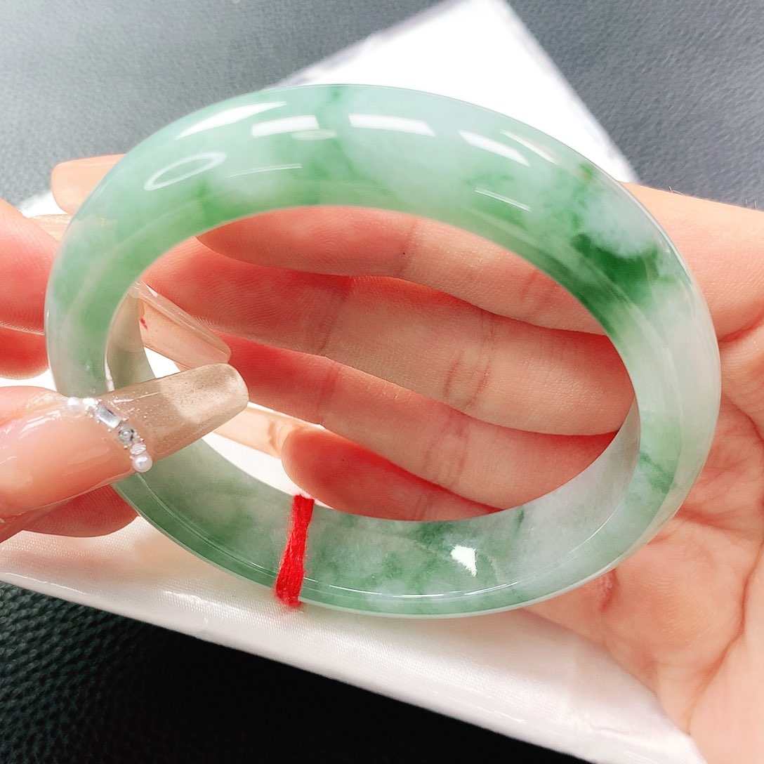 翡翠手镯未镶嵌56圈