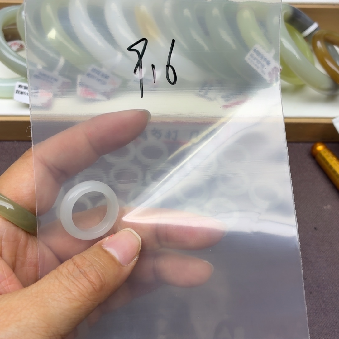 用***8和田玉未镶嵌戒指