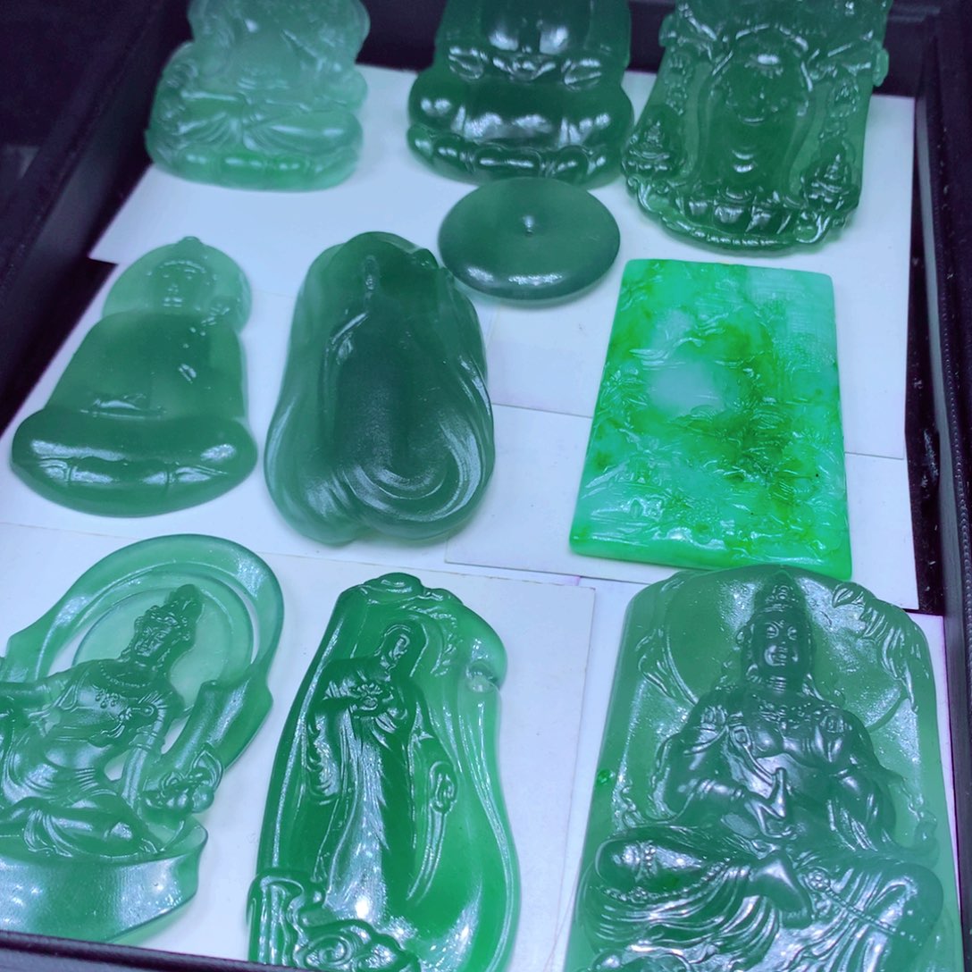 巴****定制翡翠未镶嵌天然翡翠A货毛货挂件