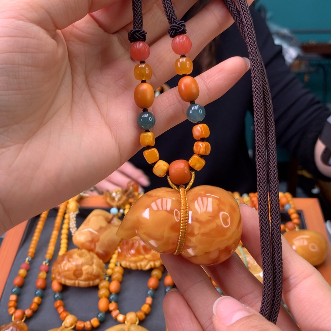 蜜蜡未镶嵌颈饰葫芦