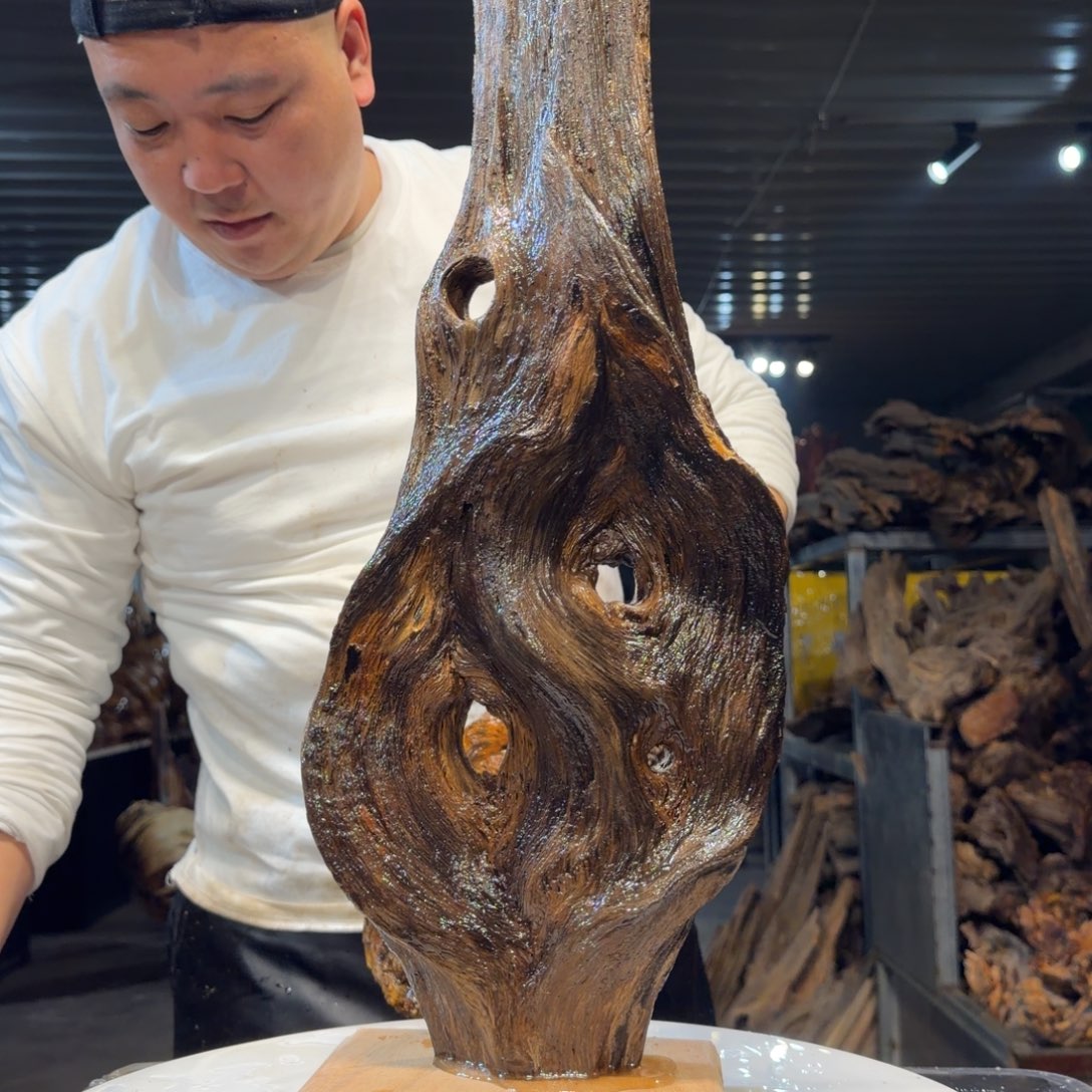 K***P木王一刀琥珀木摆件B19