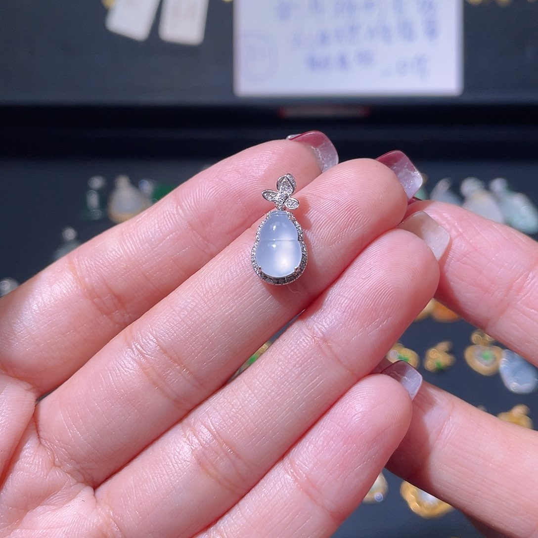 翡翠颈饰18K金镶嵌什****休吊坠