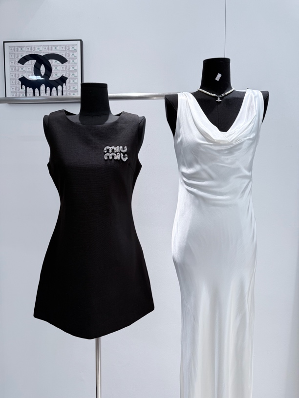 钱大美轻奢时尚无袖连衣裙设计师款修身显瘦气质夏季女装