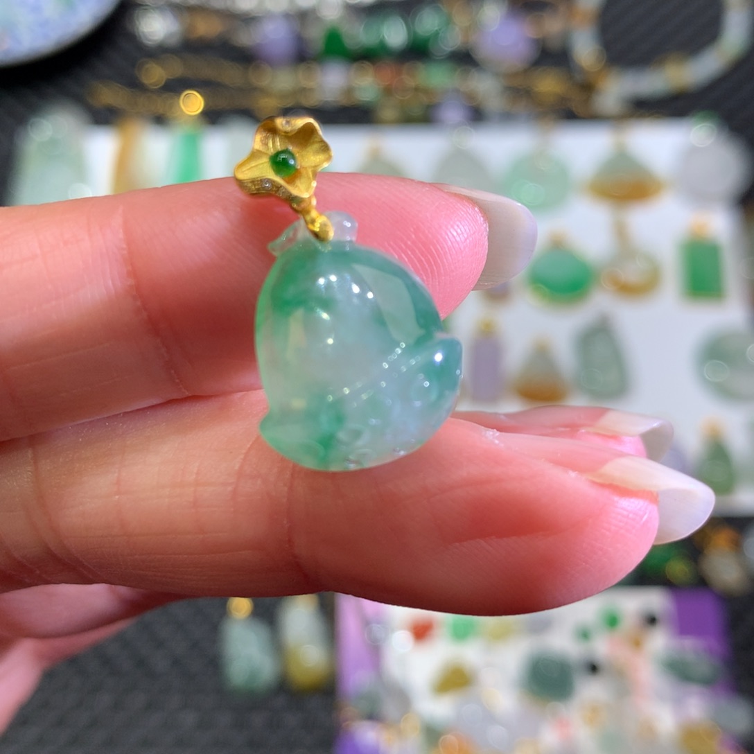 翡翠颈饰18K金镶嵌翡翠吊坠的未镶嵌