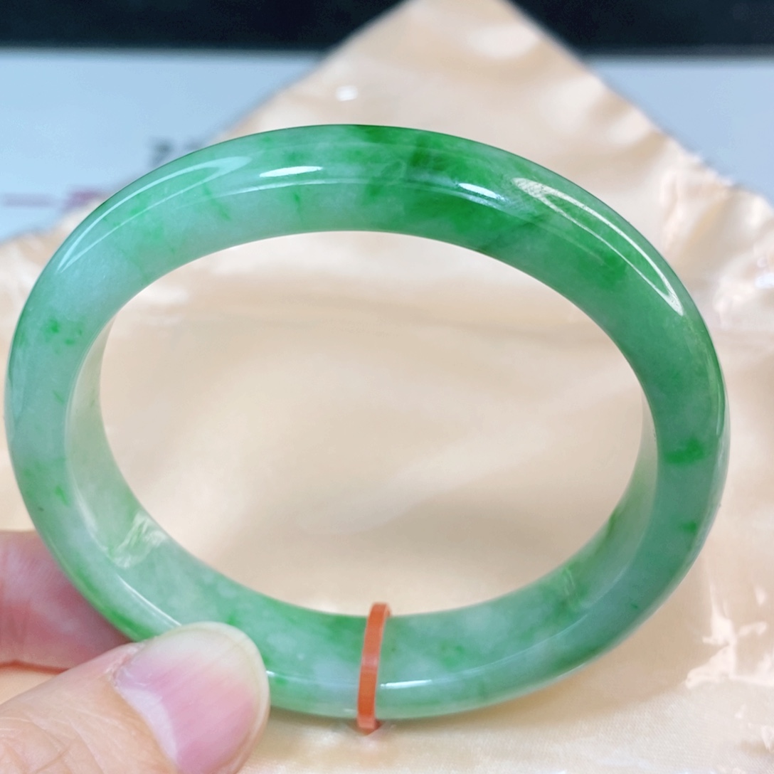 翡翠手镯未镶嵌55圈口贵妃