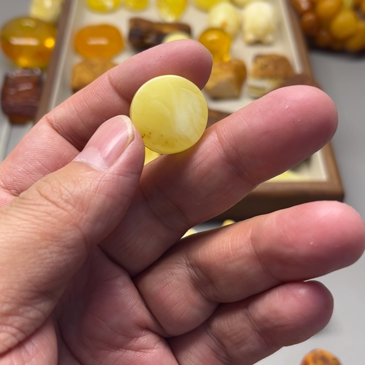 琥珀未镶嵌颈饰福利品