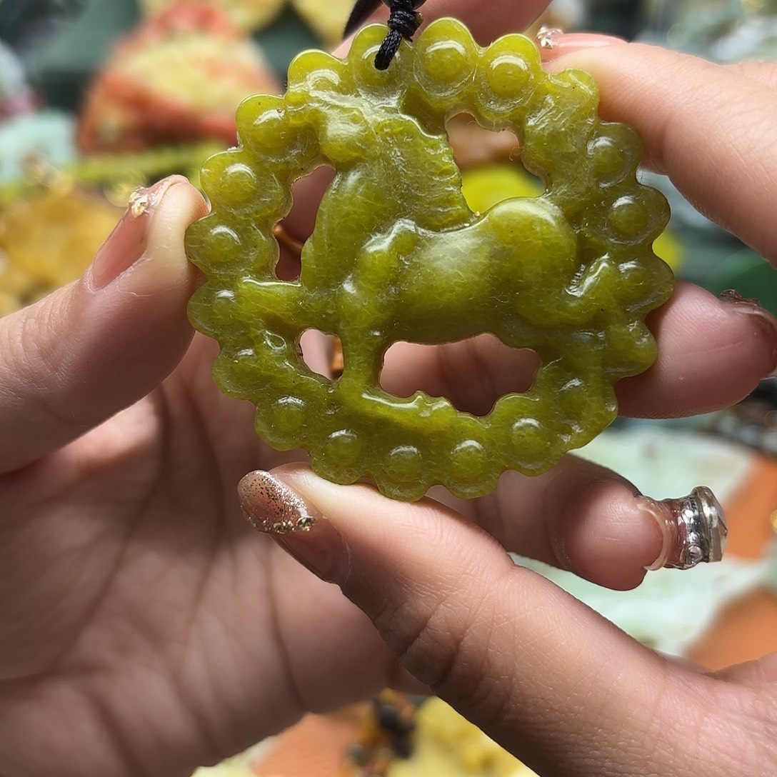 蛇纹石玉未镶嵌颈饰