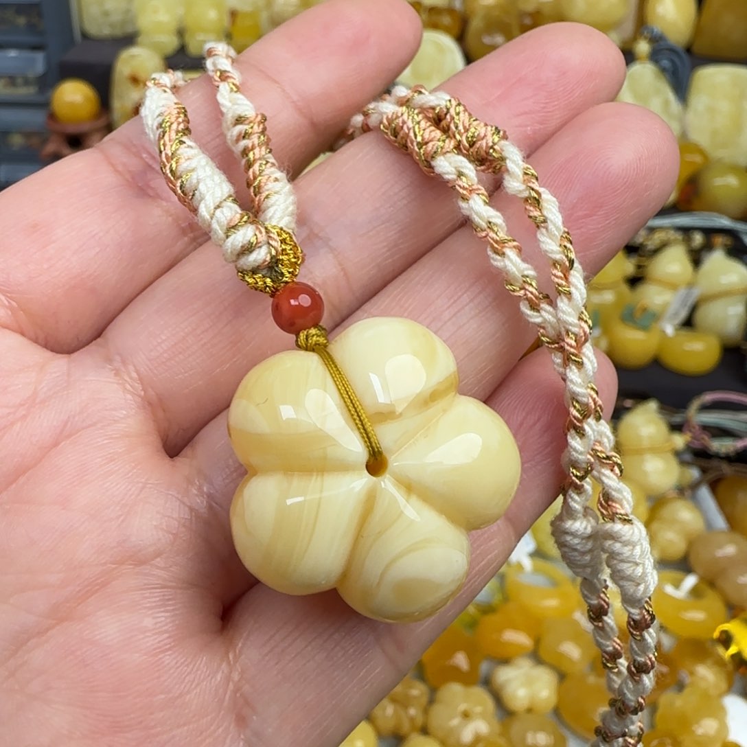 琥珀套链未镶嵌天然俄料浓白妖花蜜蜡五瓣花吊坠