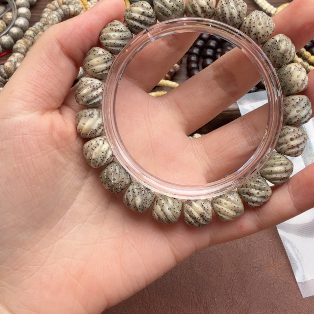 星月菩提吊坠扭扭手串