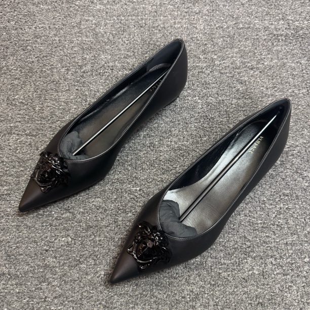 未使用 VERSACE/范思哲 黑色美杜莎平底单鞋36.5码/2949