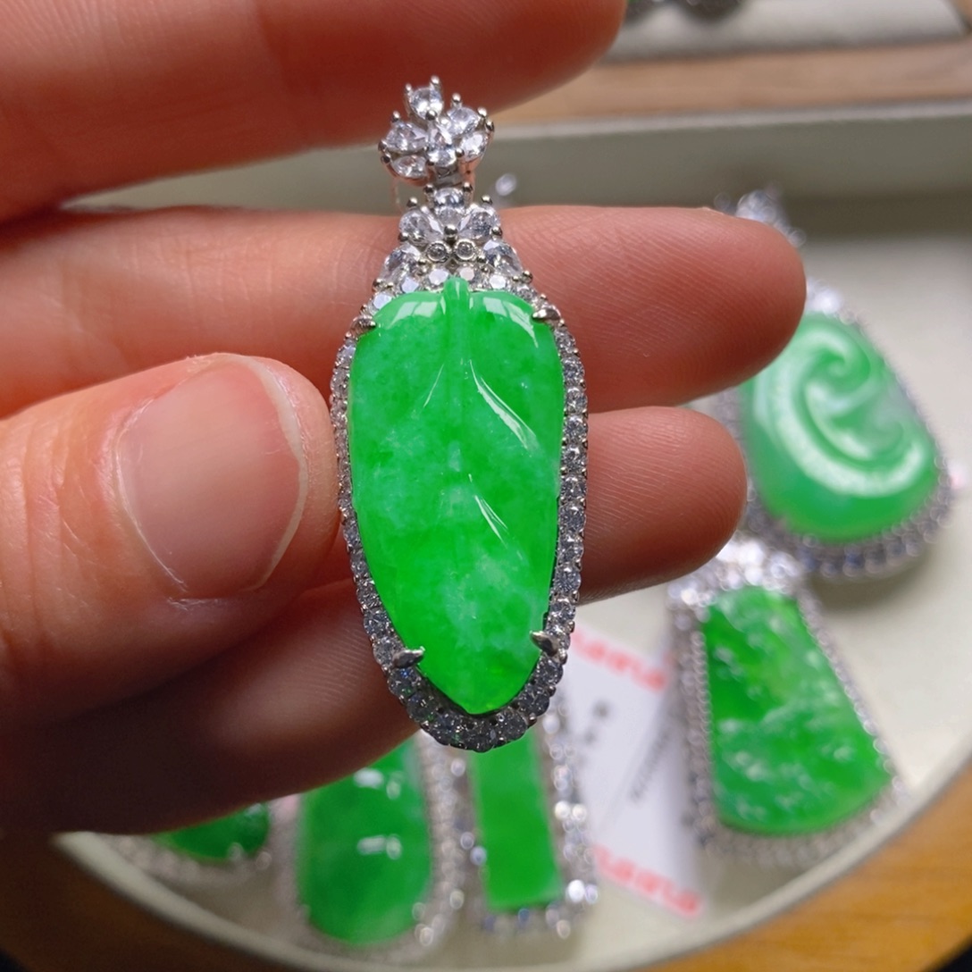 翡翠颈饰银S925镶嵌树叶吊坠