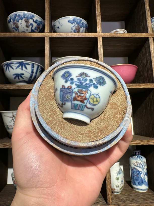 斗彩博古纹小杯子