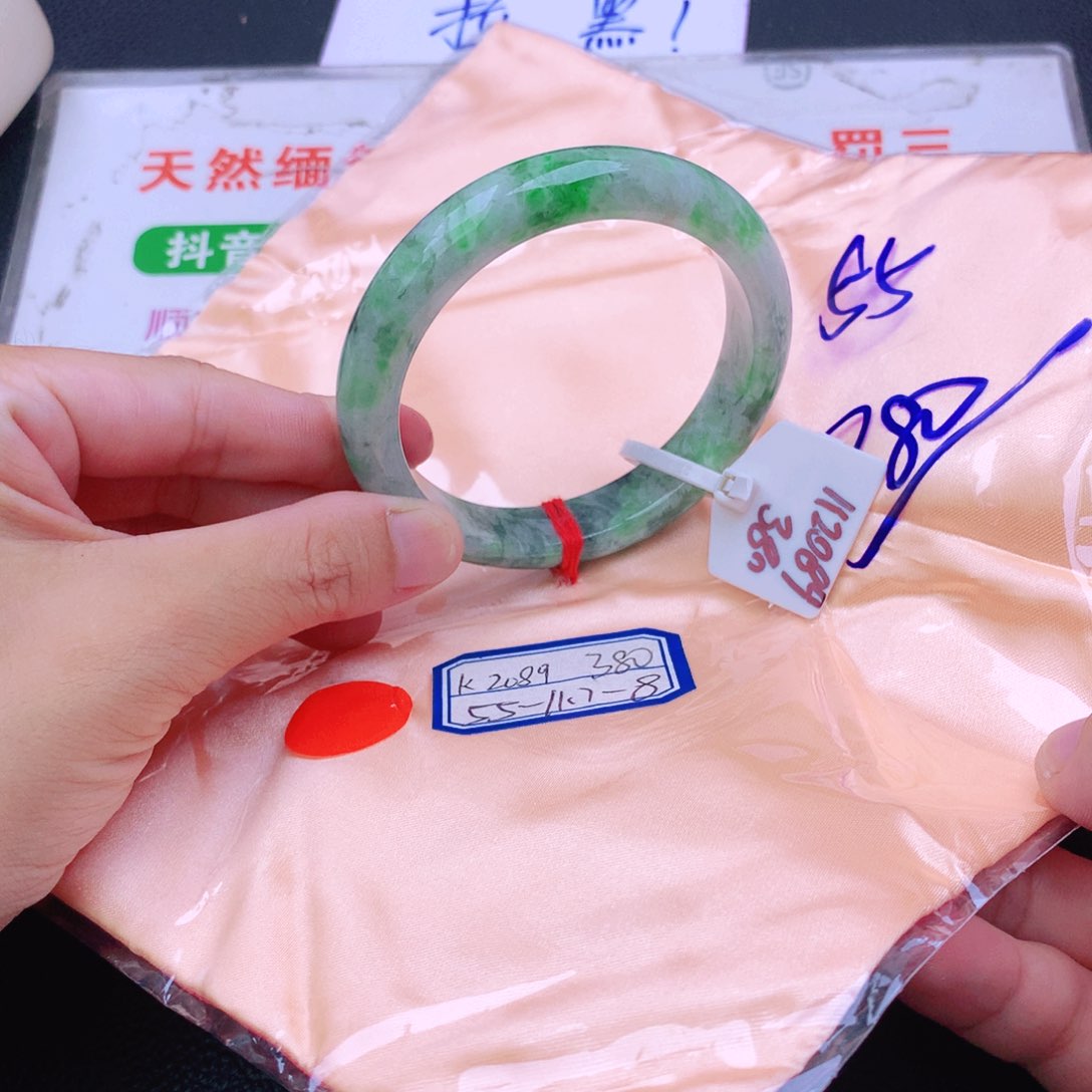 翡翠手镯未镶嵌翡翠