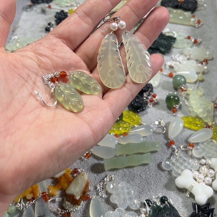 蛇纹石玉耳饰合金