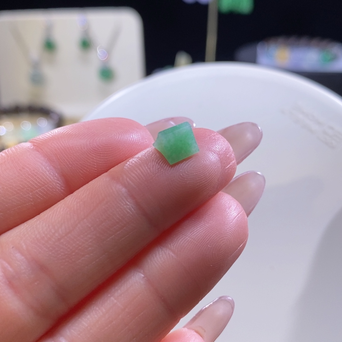 自***e翡翠未镶嵌颈饰翡翠冰绿随形（放漏）