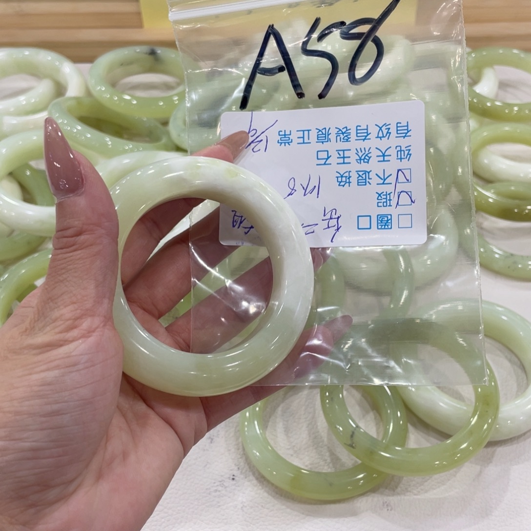 岳***姐蛇纹石玉未镶嵌手镯