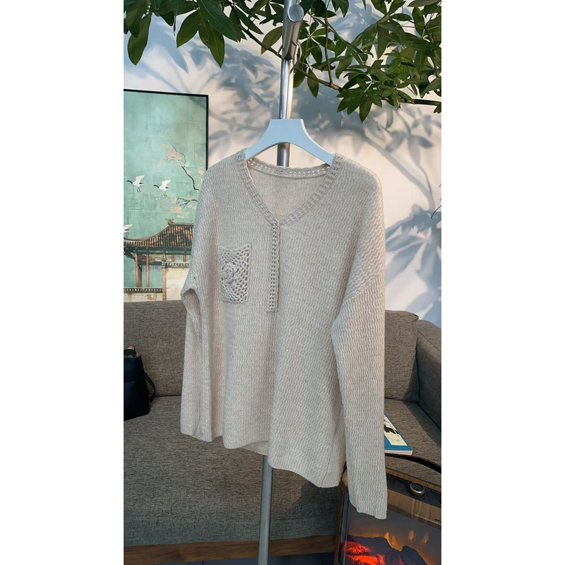 【自营】V领钩花女士羊毛针织衫 639