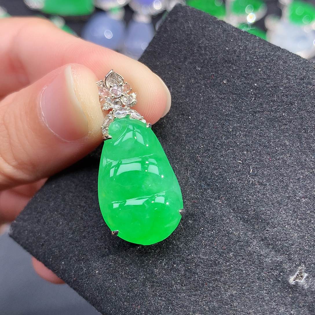 颈饰18K金镶嵌翡翠