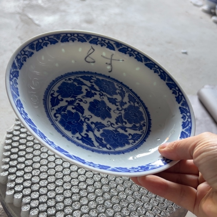 青花玲珑8寸牡丹盘子
