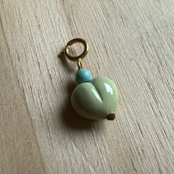 472湖北十堰原矿高瓷无优化绿松石小屁桃爱心侧挂小卡子8.8×4.8mm