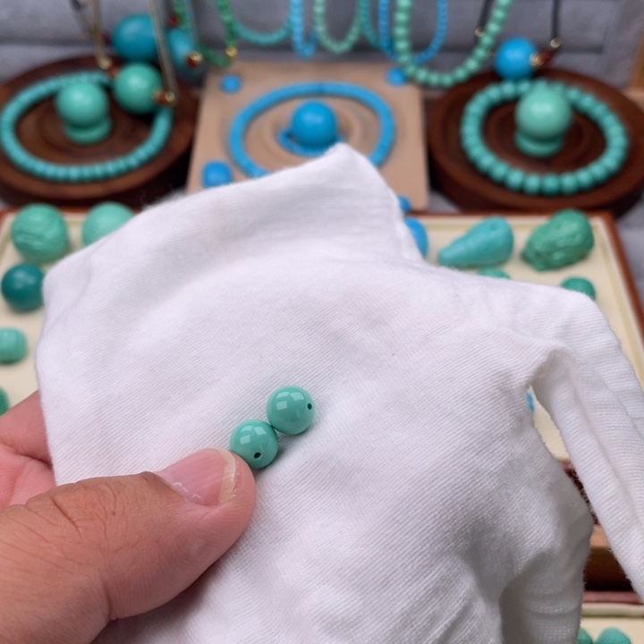 H***C直径8+绿色圆珠一对