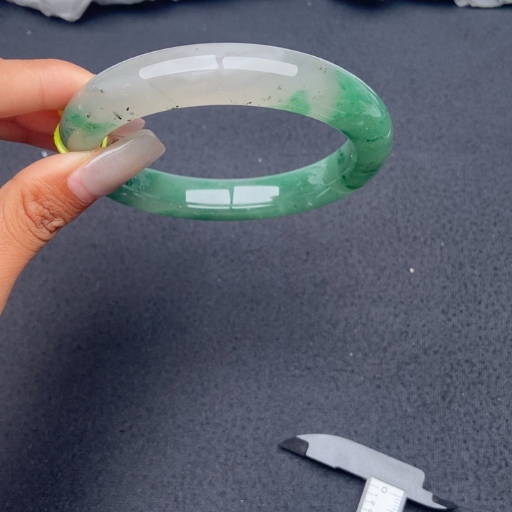 石英质玉（非洲翠）手镯未镶嵌23
