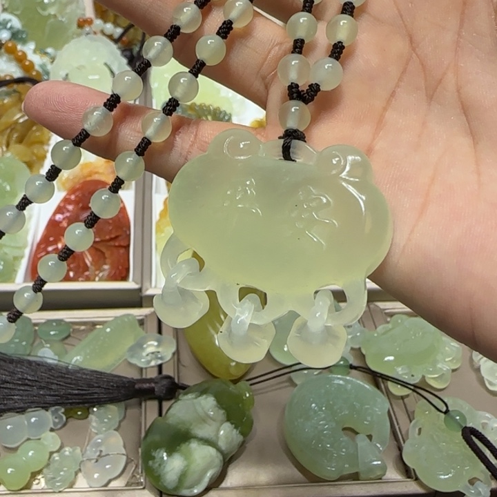 蛇纹石玉吊坠未镶嵌